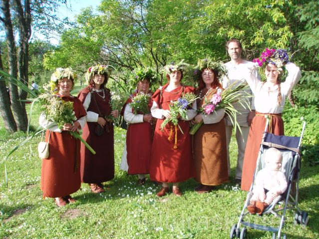Folklora- 'Ielīgošana Dainu kalnā"